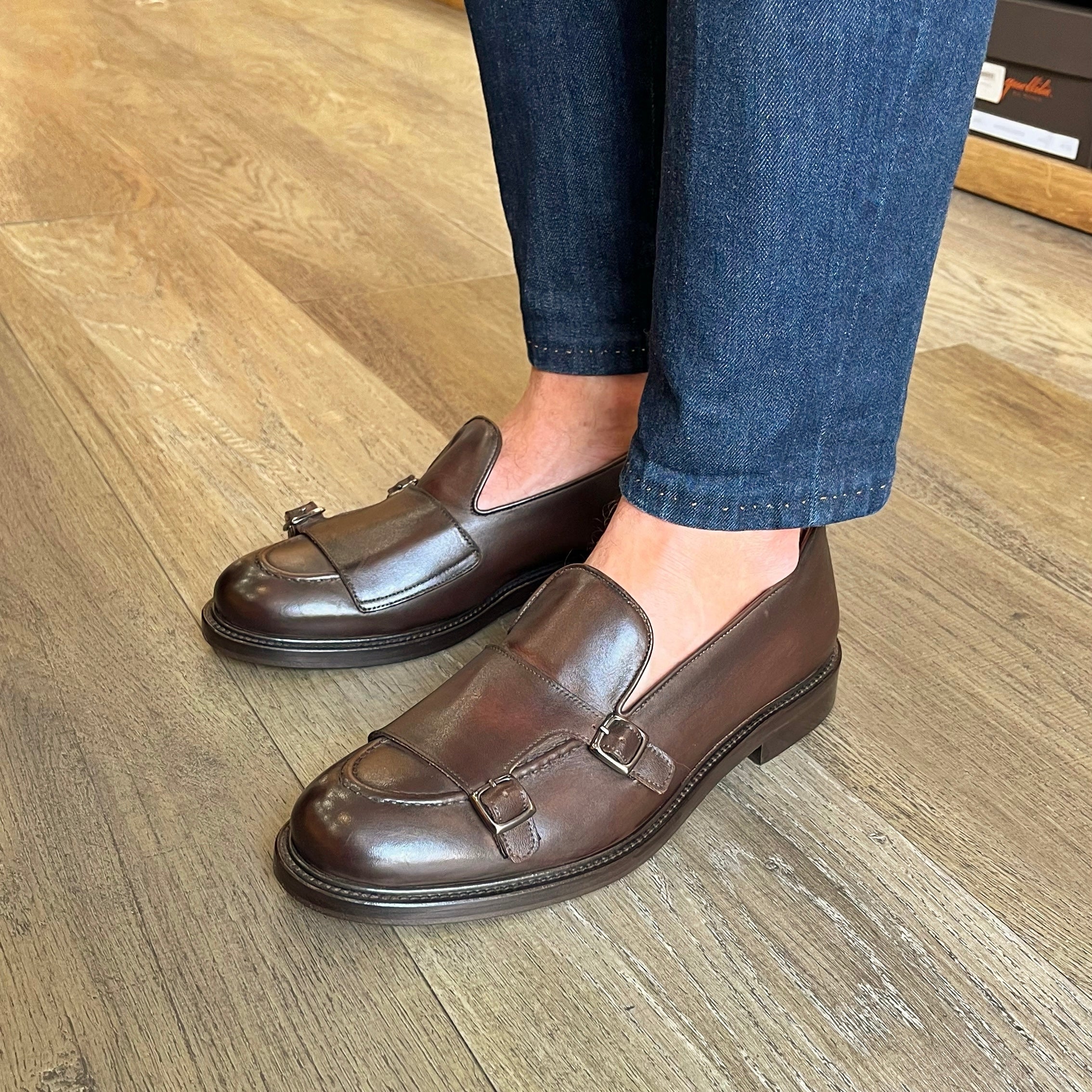 Doppia fibbia testa di moro in pelle