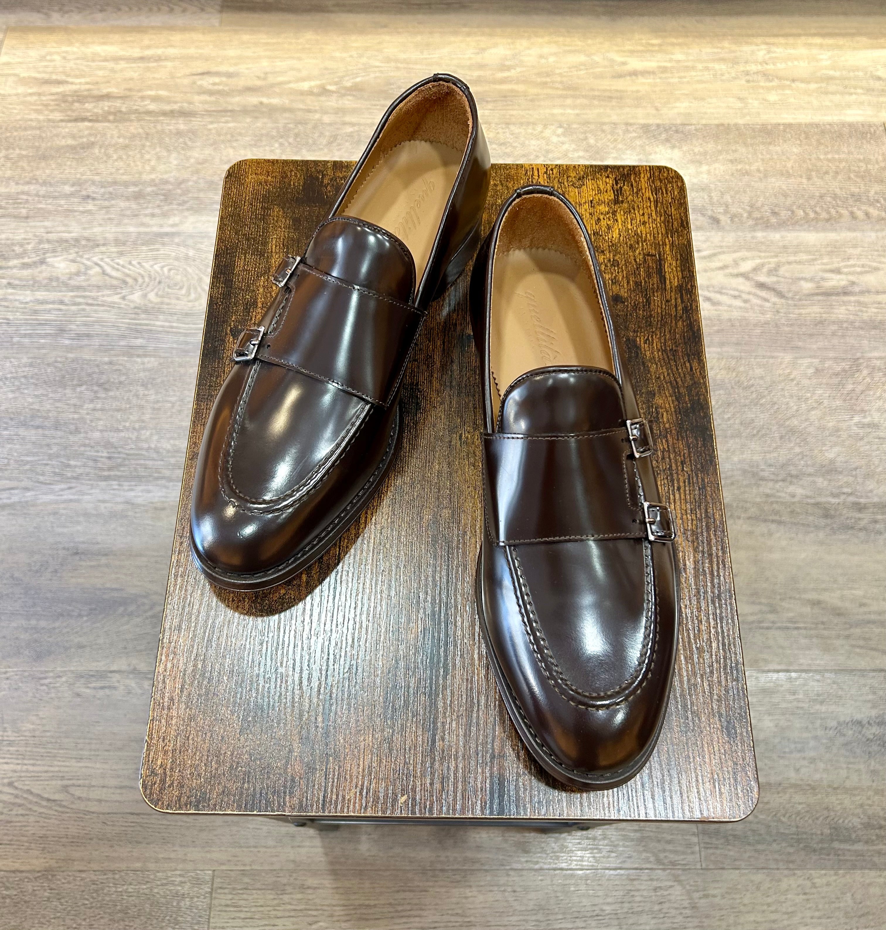 Double buckle in dark brown abraded leather