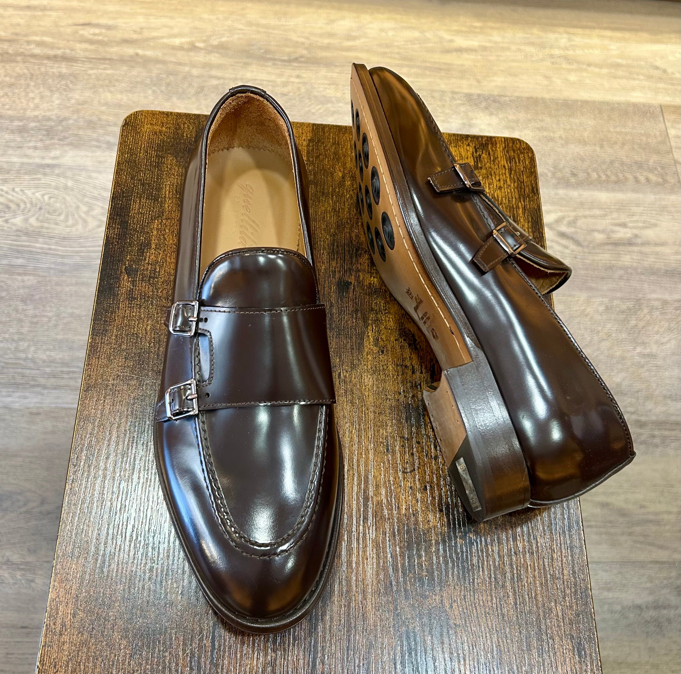 Double buckle in dark brown abraded leather