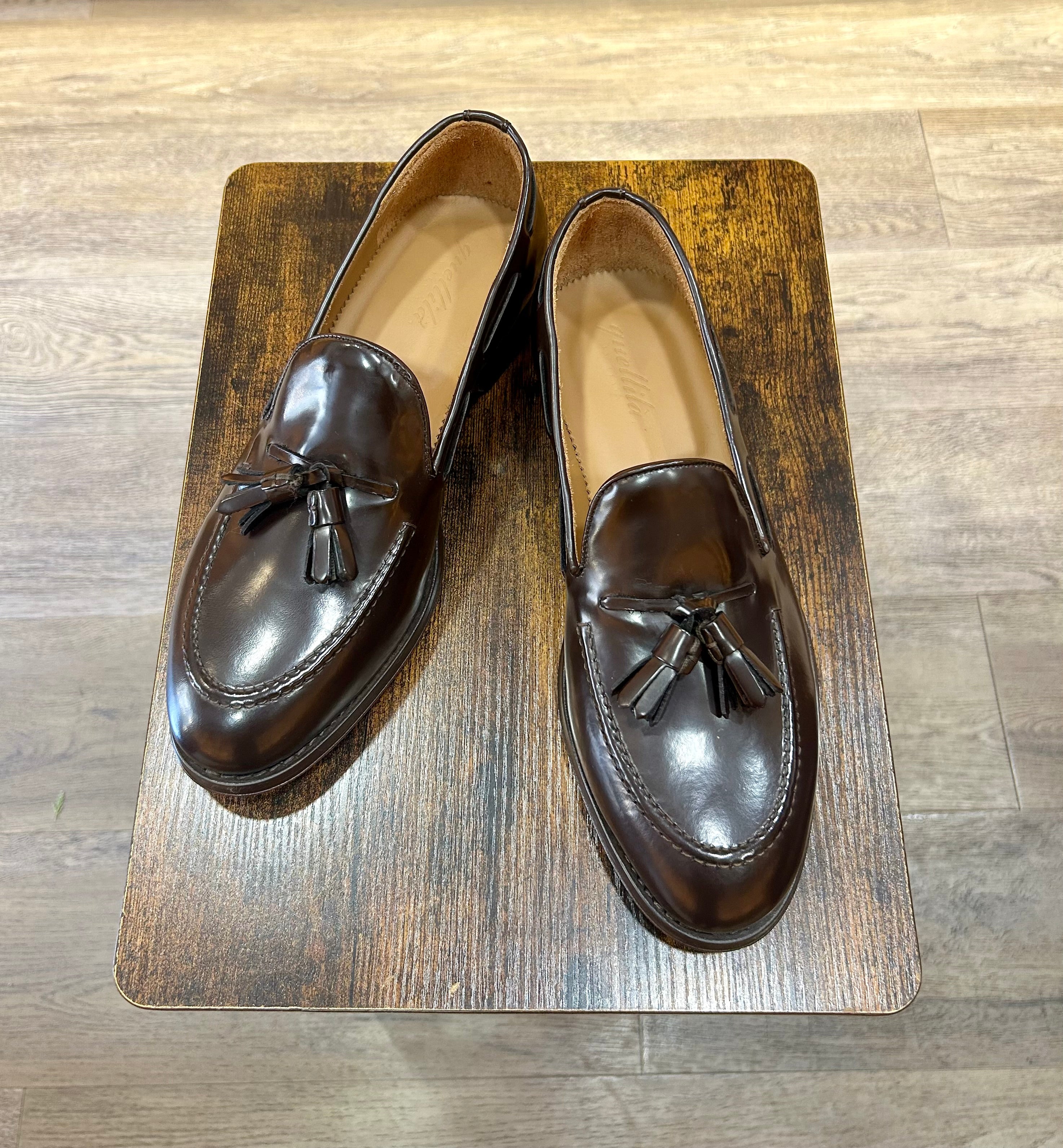 Dark brown tassel in brushed leather