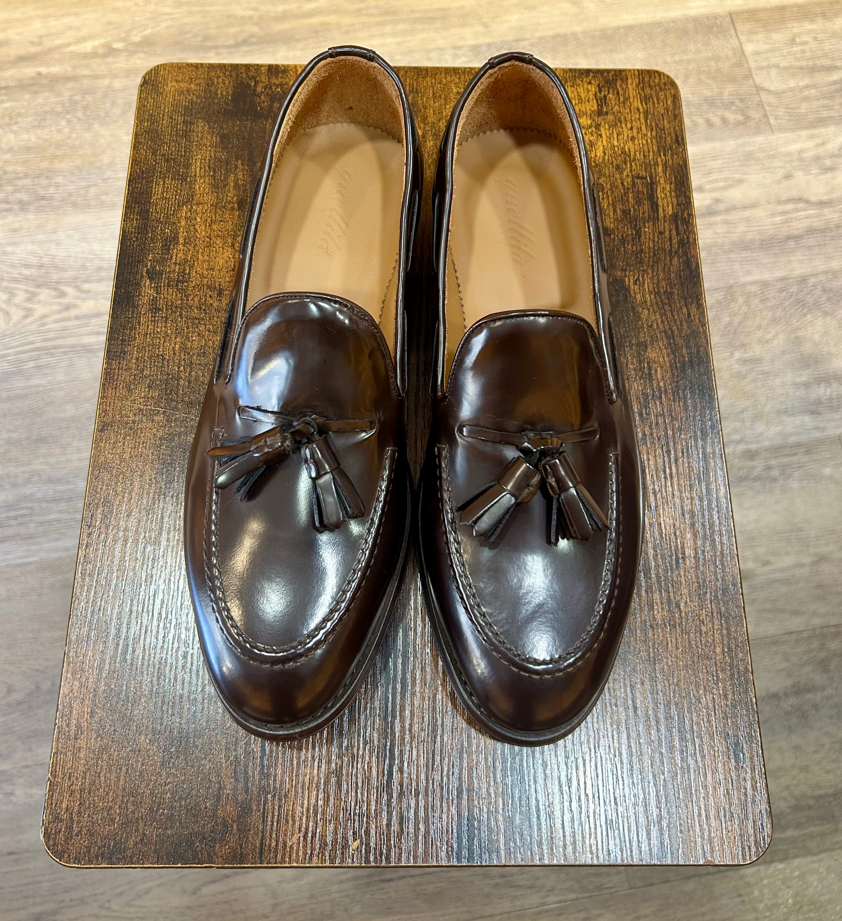 Dark brown tassel in brushed leather