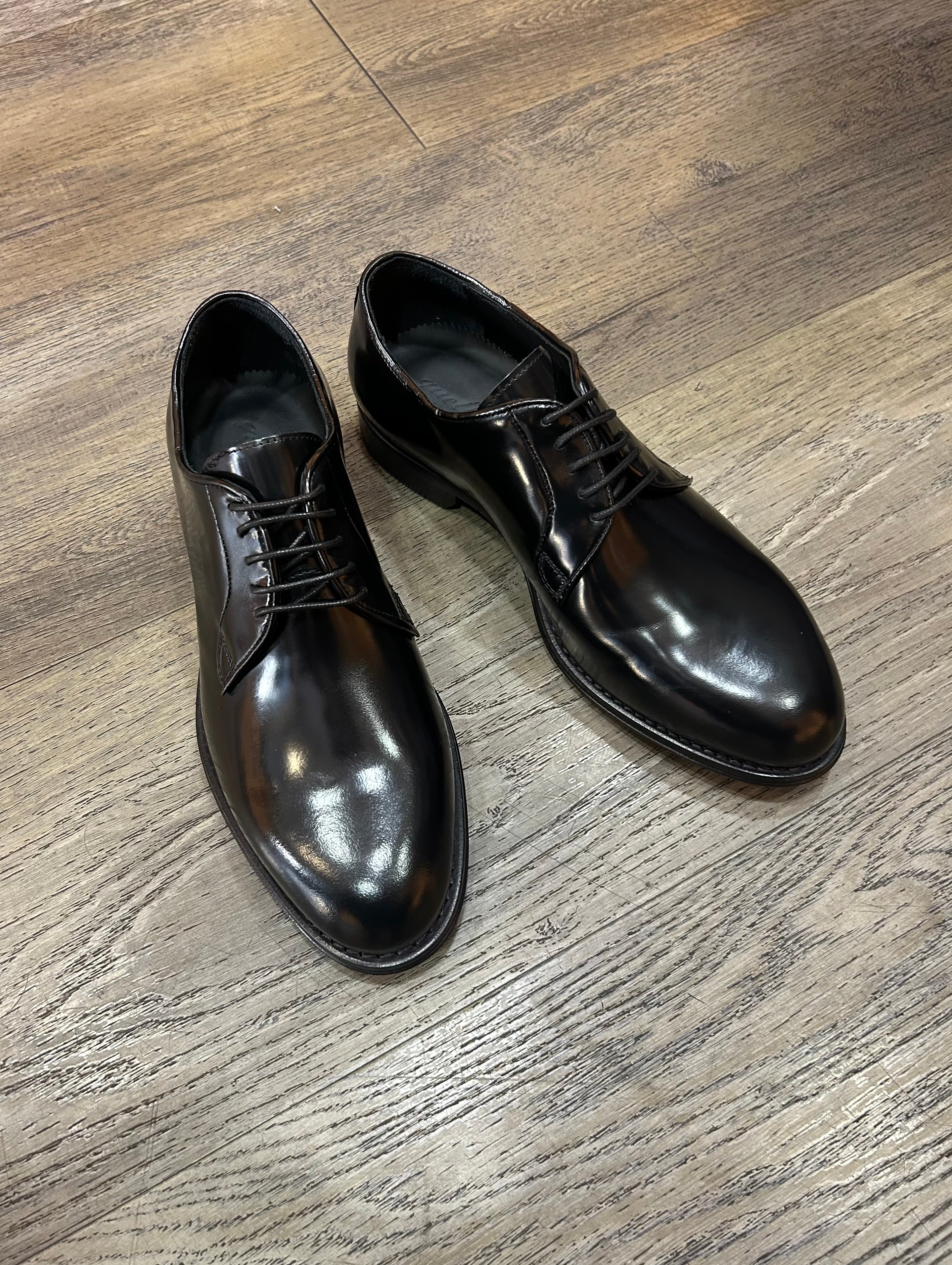 Black Derby in brushed leather