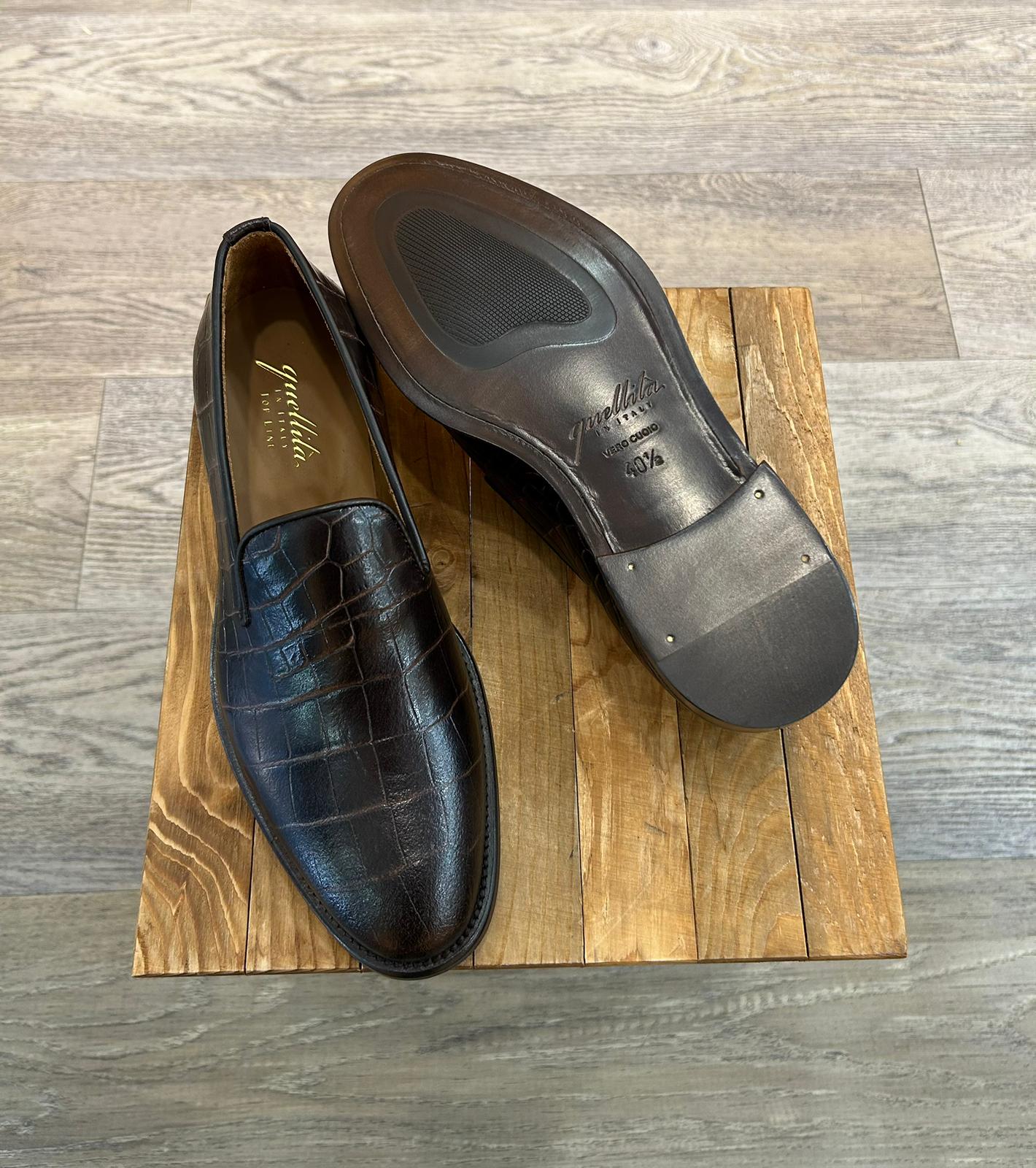 Slippers in dark brown coconut leather