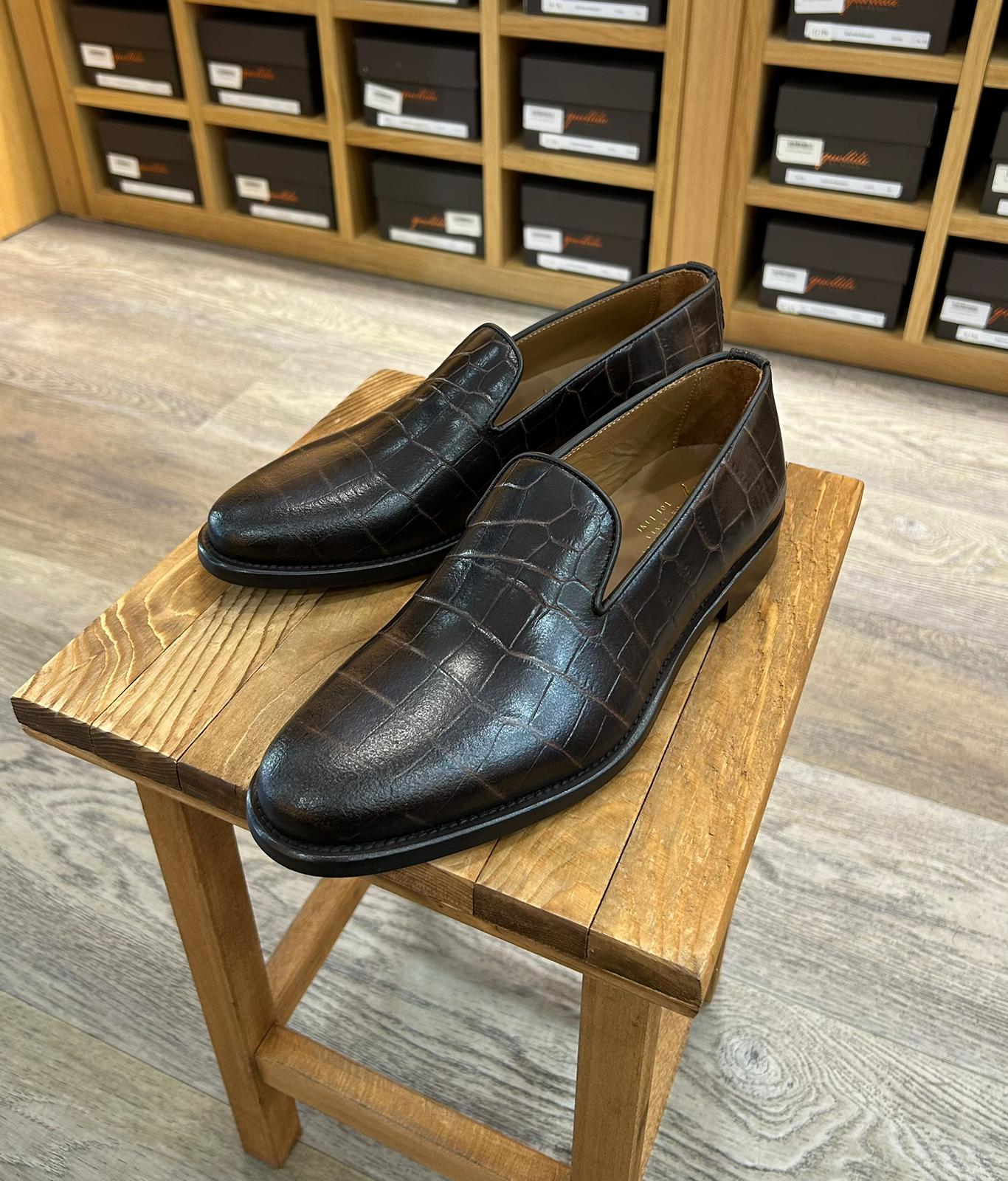 Slippers in dark brown coconut leather