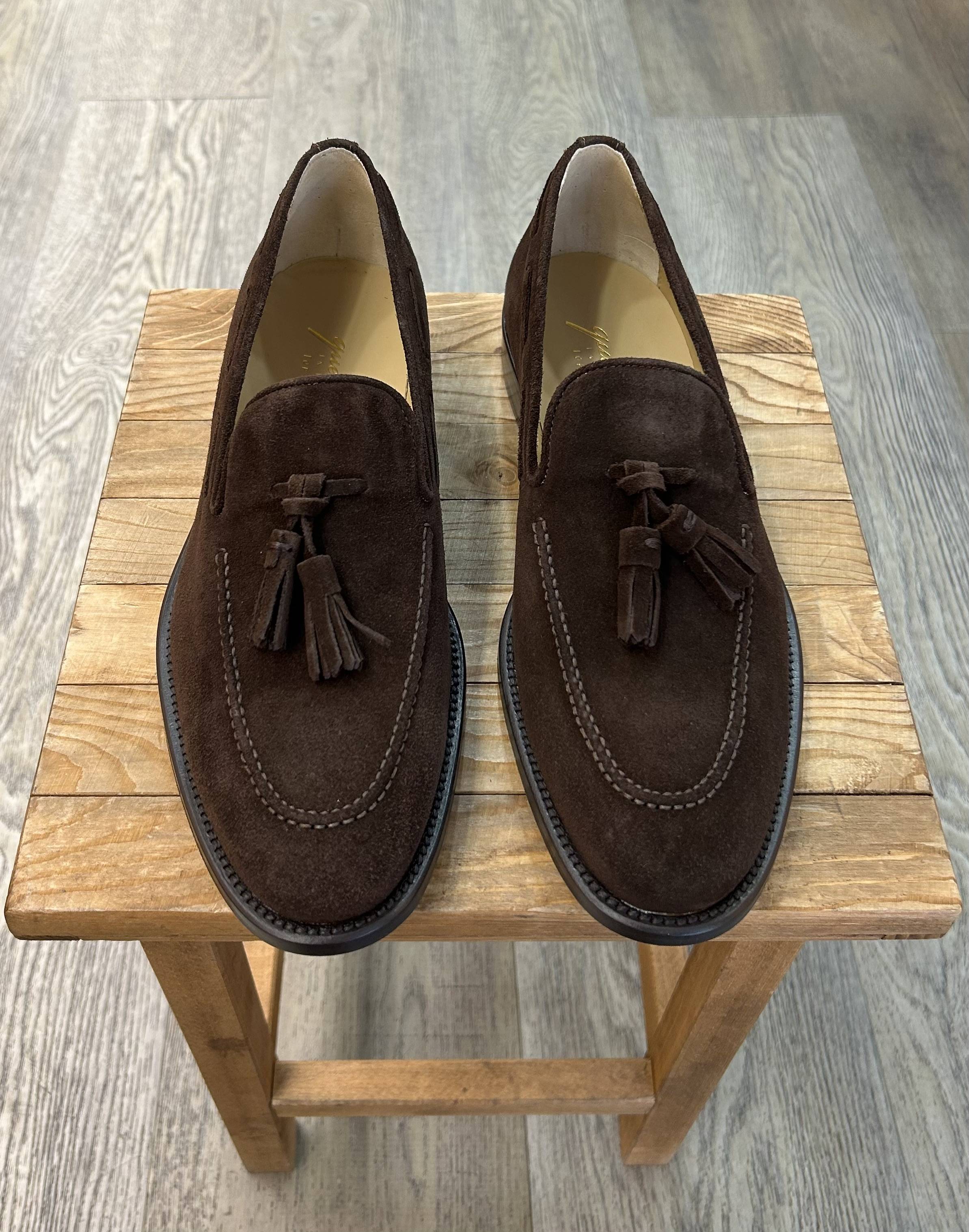 Tassel in dark brown suede