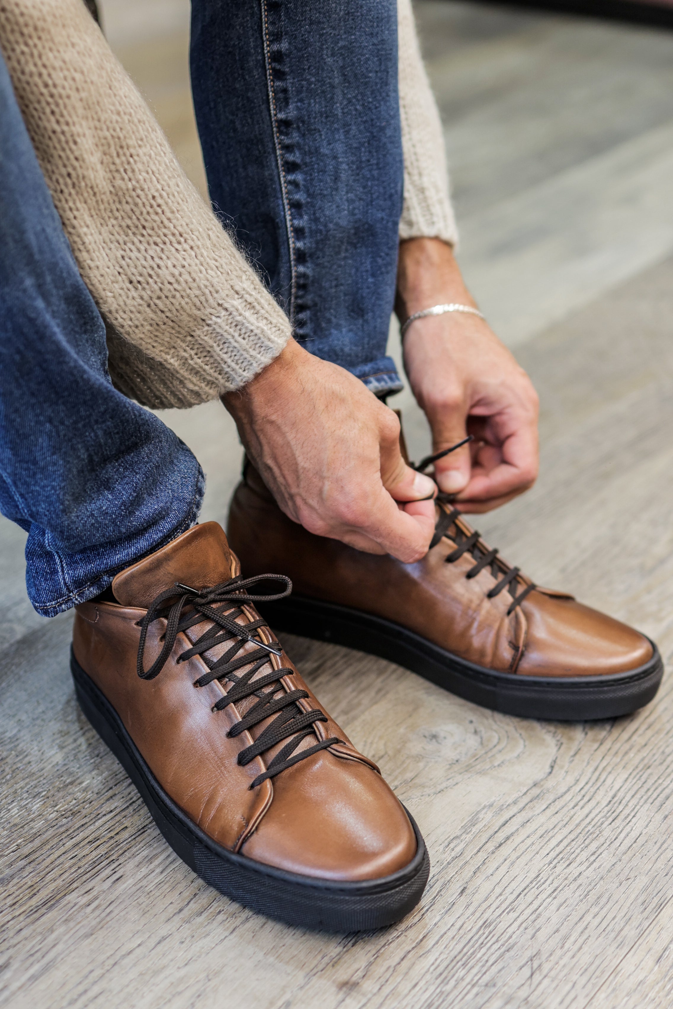 Sneakers alte in pelle color cuoio