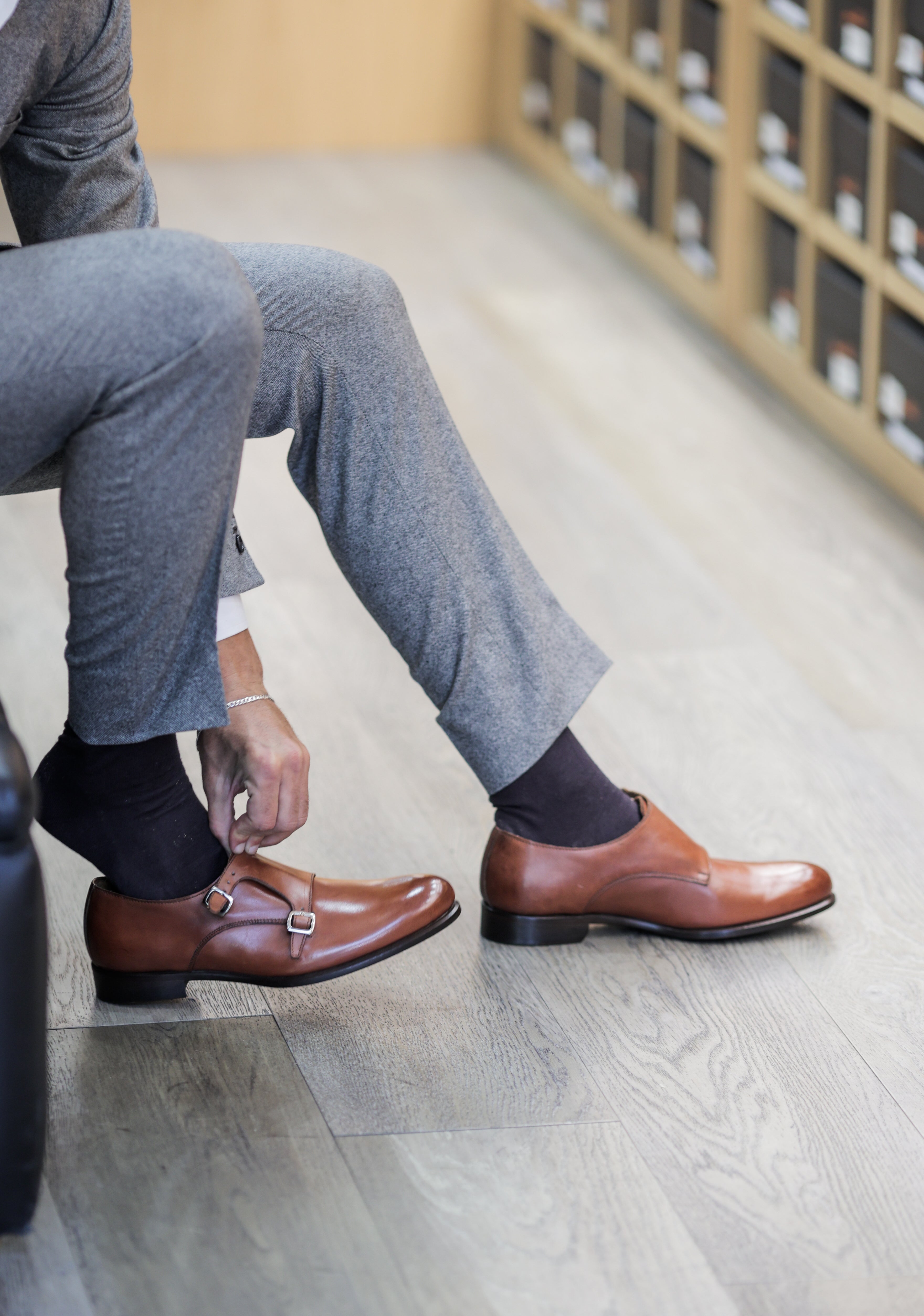 Scarpe con doppia fibbia in pelle color brandy