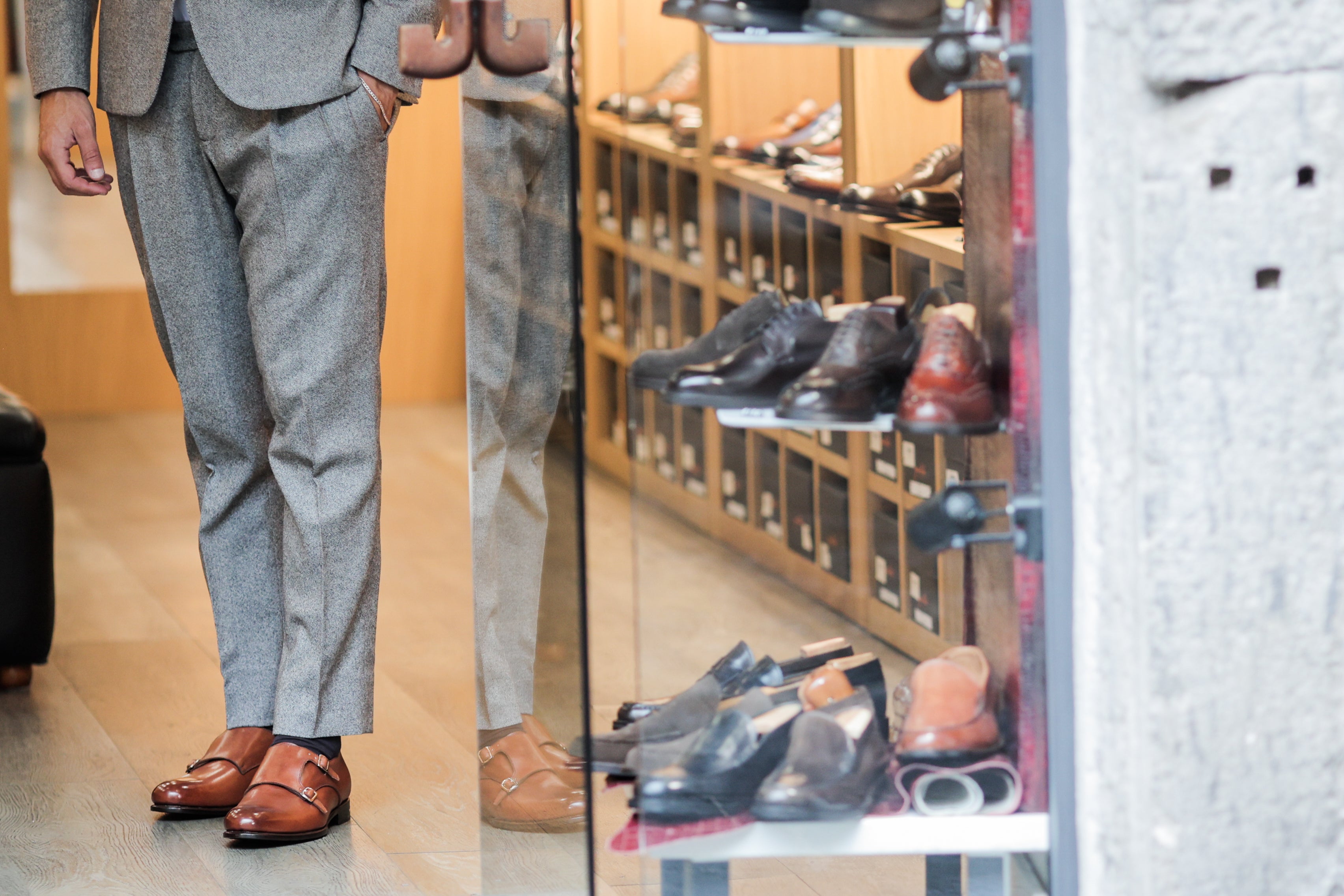 Brown leather double buckle shoes