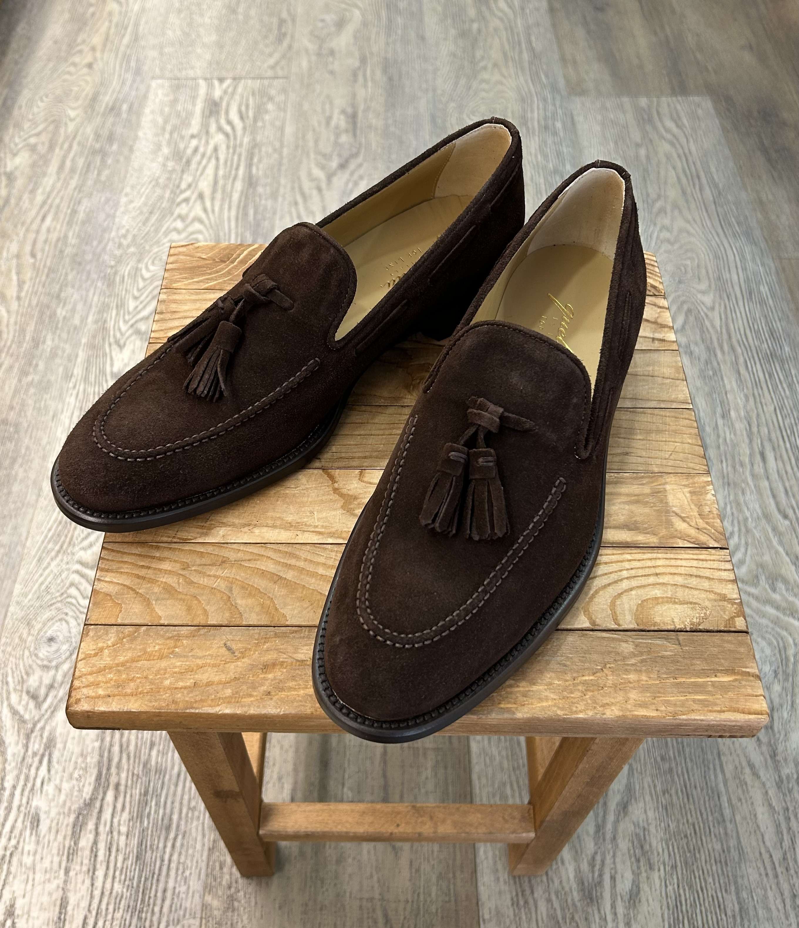 Tassel in dark brown suede