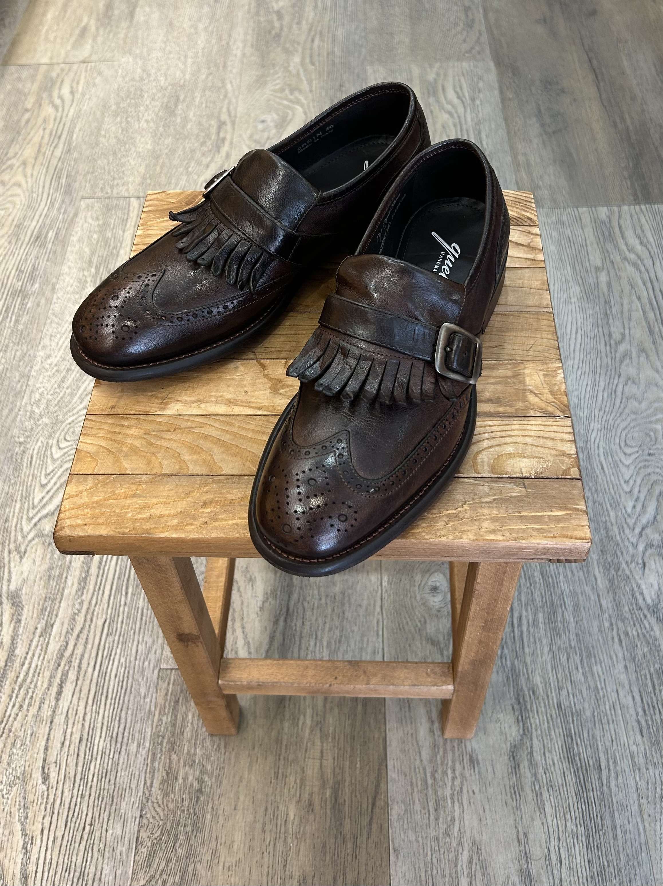 Fibbia e frangia in pelle bufalo moro