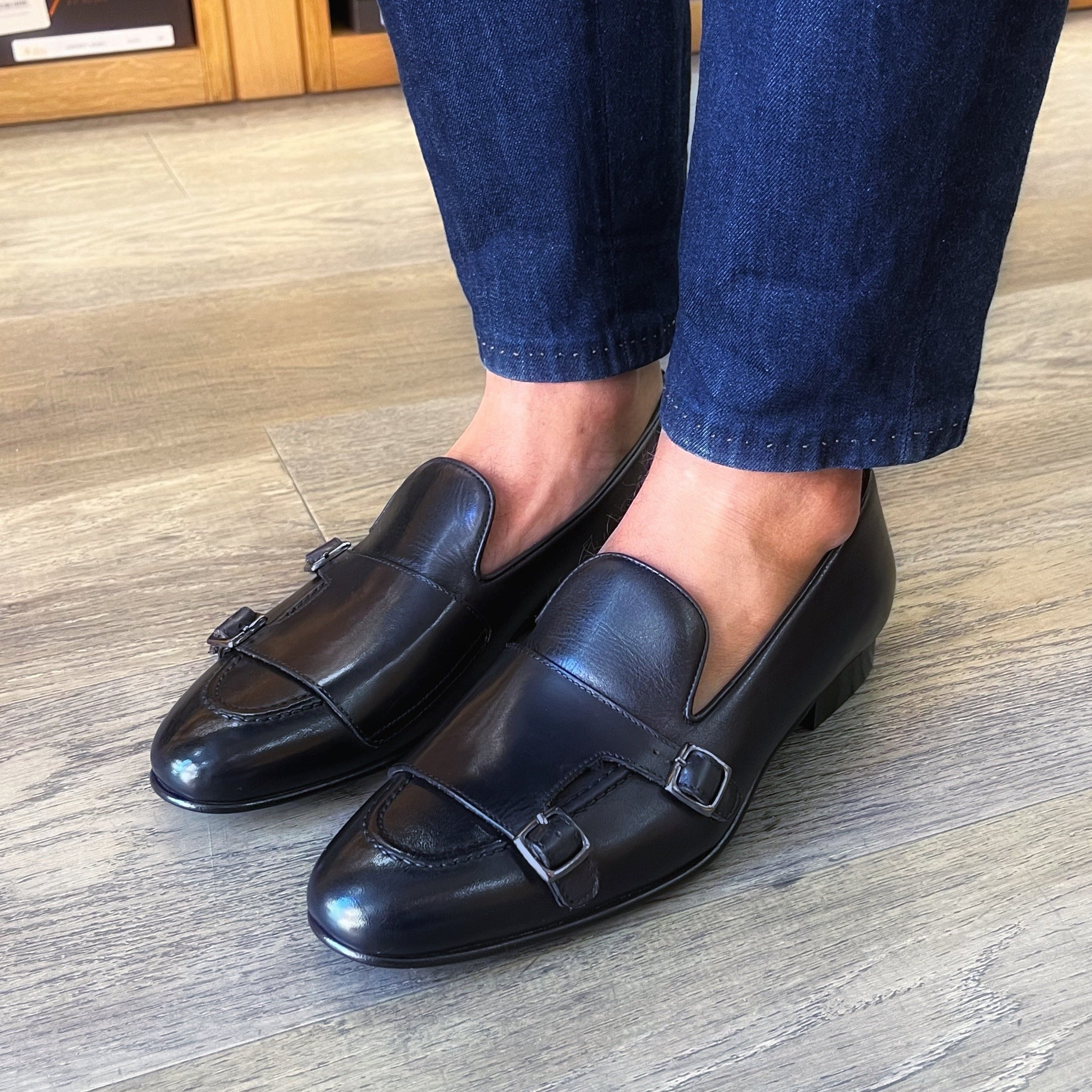 Black leather buckle slippers