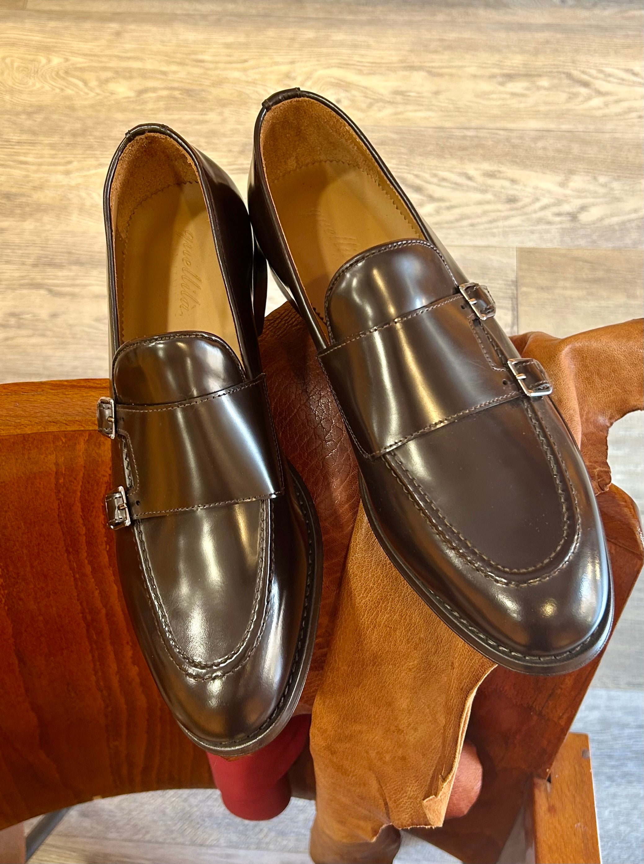 Double buckle in dark brown abraded leather