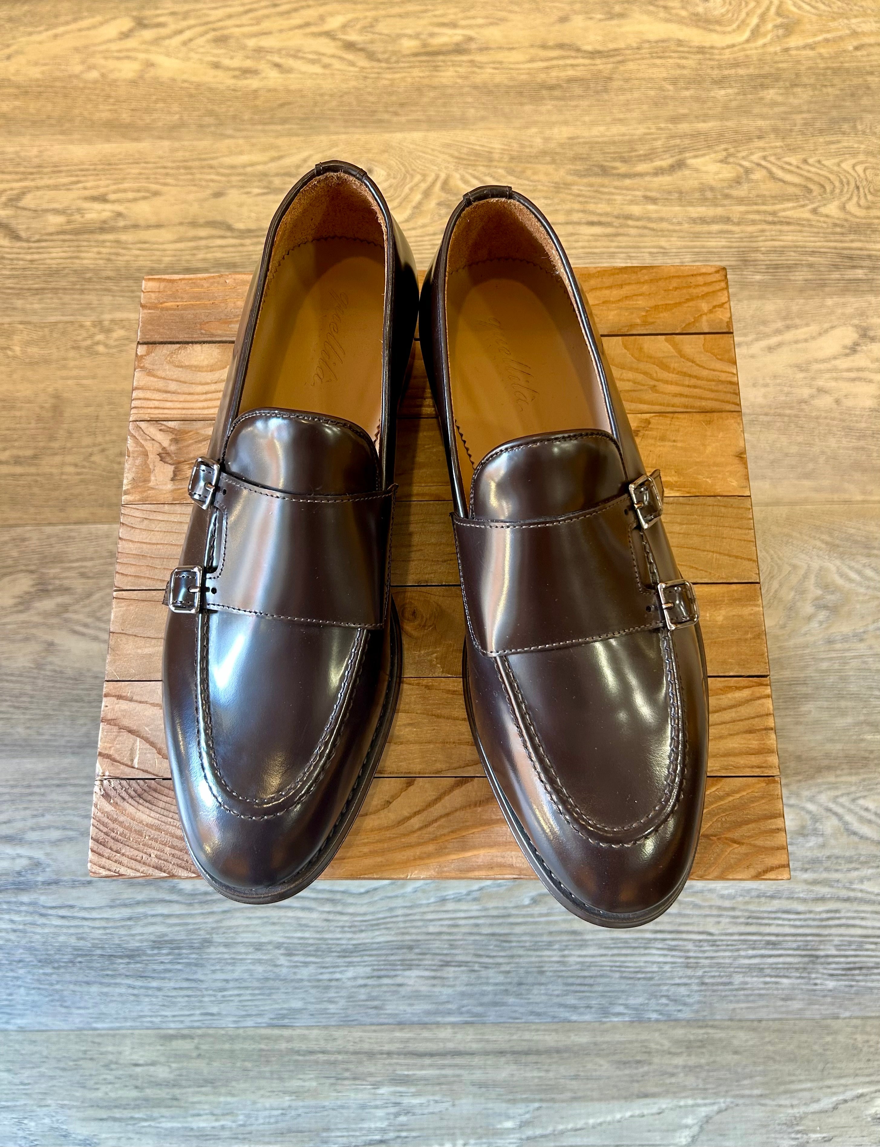 Double buckle in dark brown abraded leather