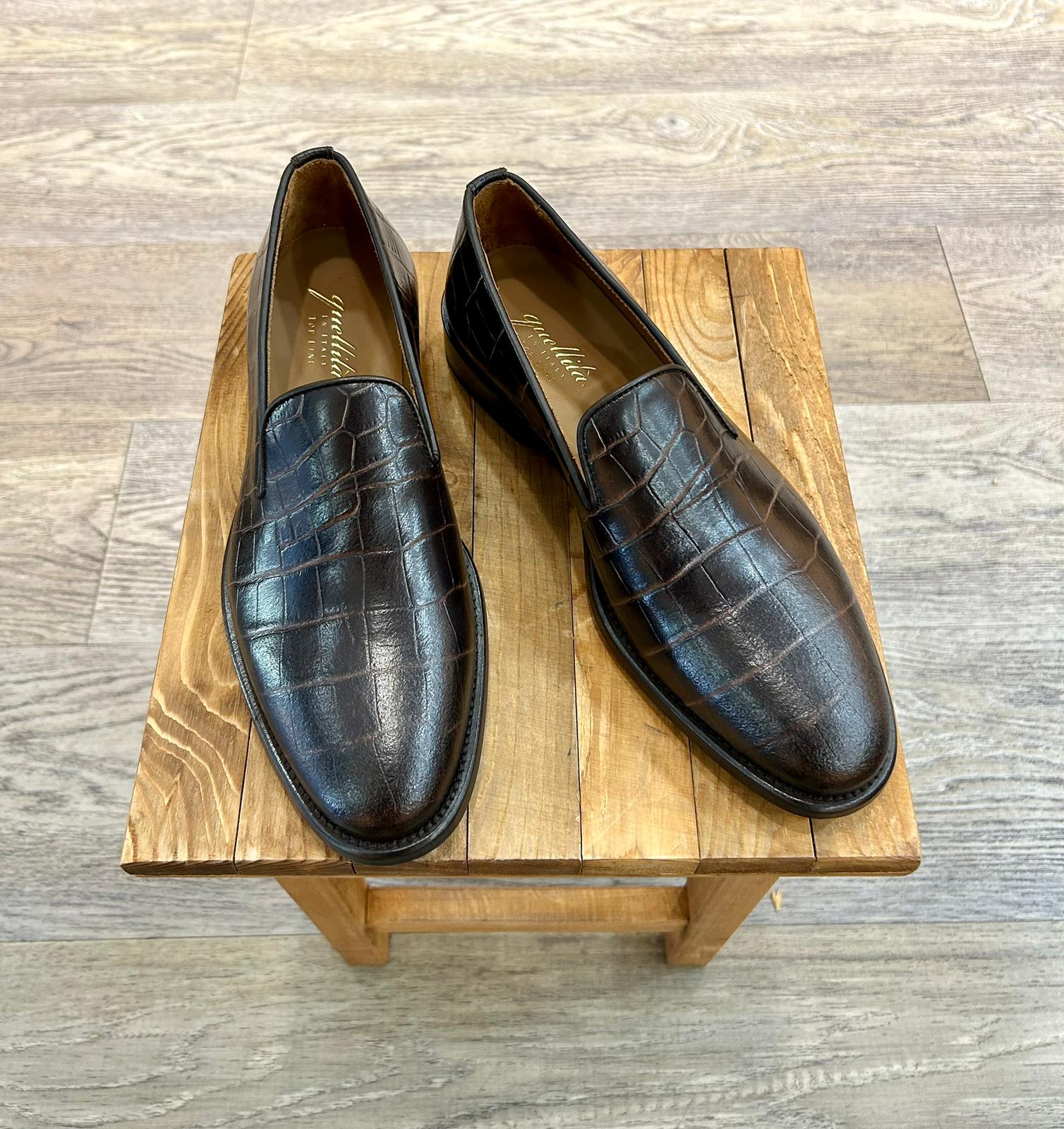 Slippers in dark brown coconut leather