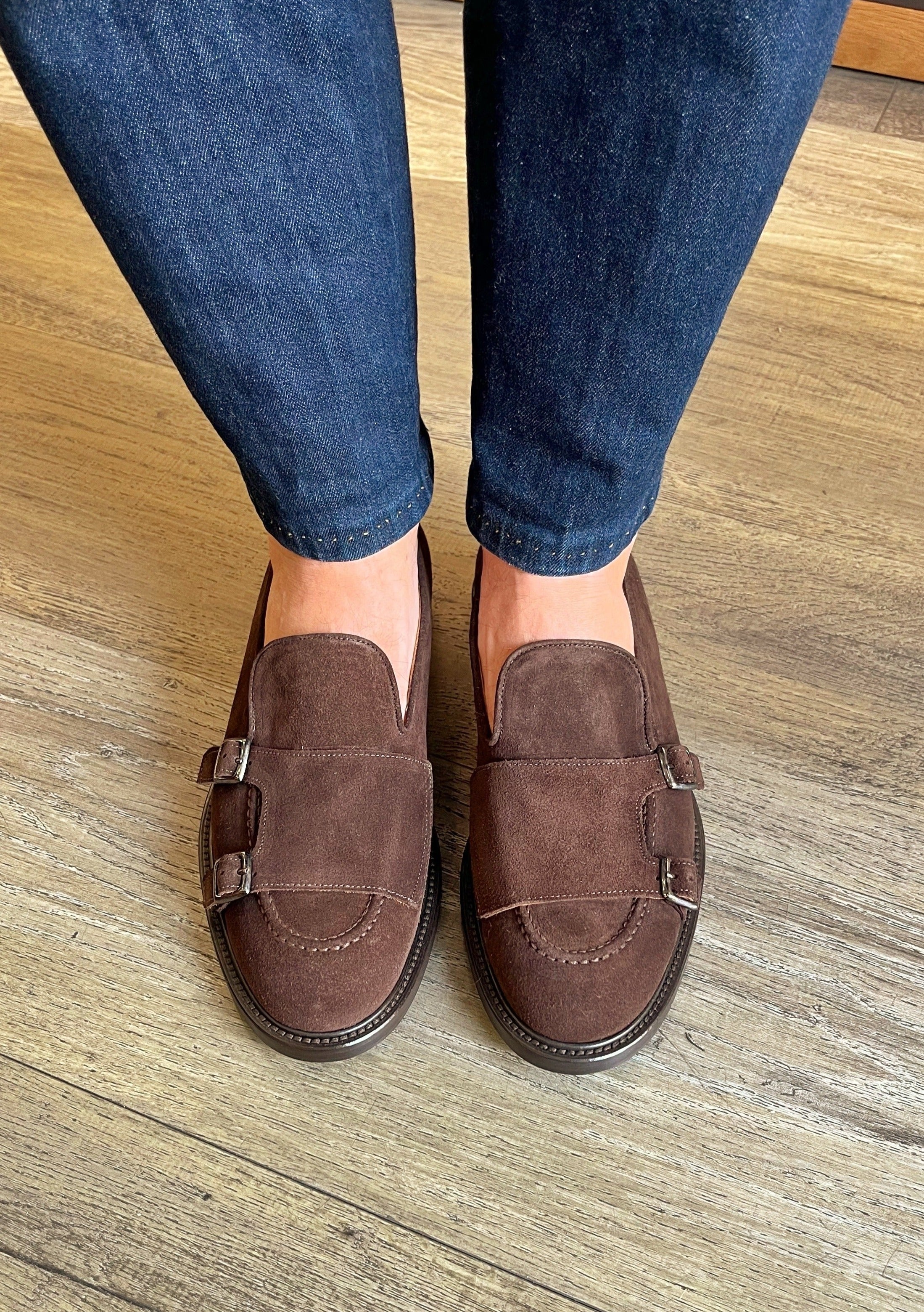 Double buckle in dark brown suede