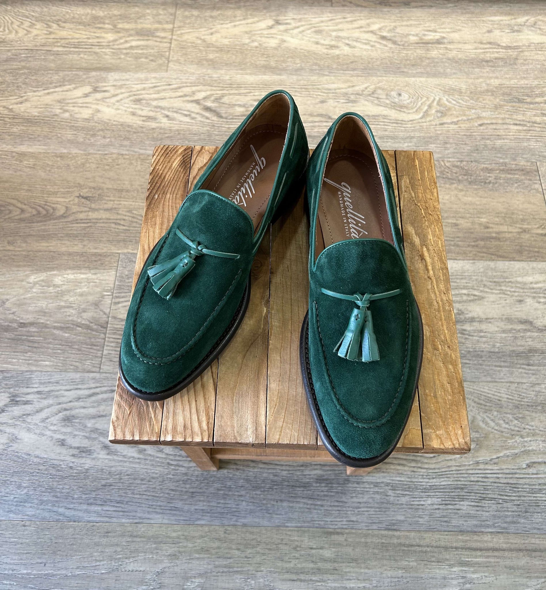 Tassel verde in camoscio