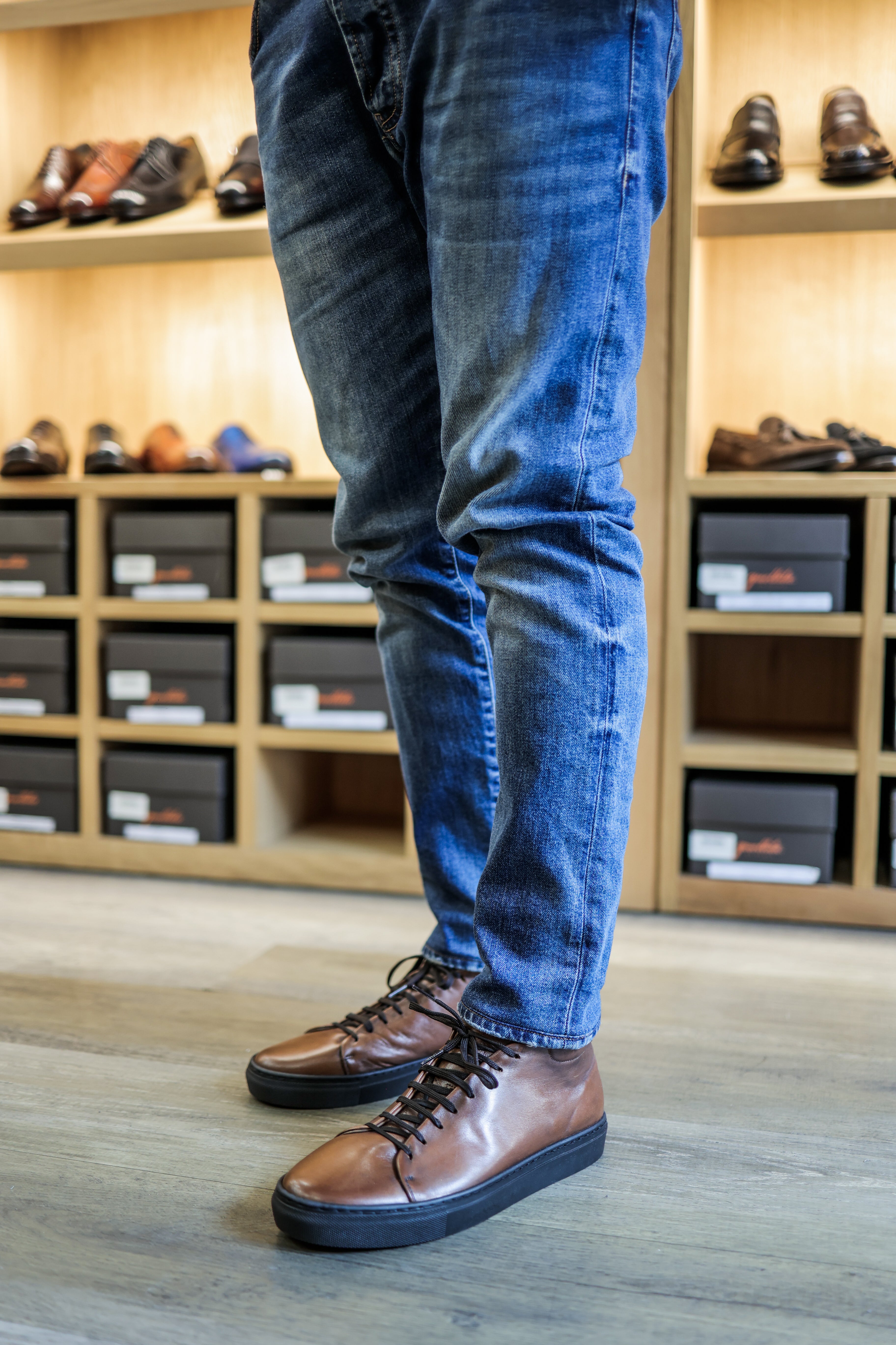 Sneakers alte in pelle color cuoio