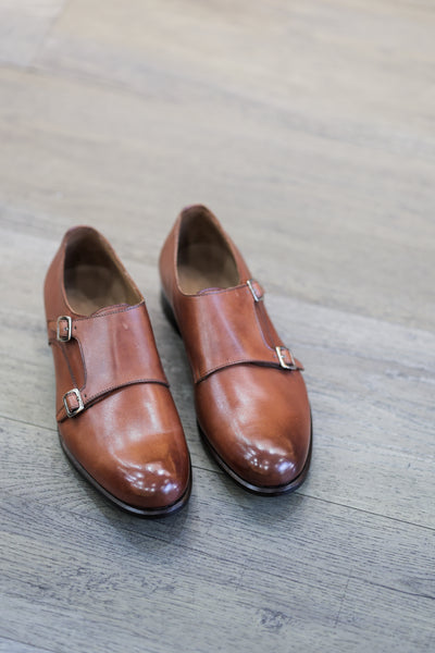 Brown leather double buckle shoes